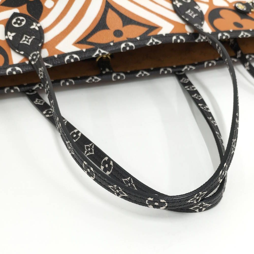 Louis Vuitton Tote Neverfull MM Monogram Giant Cles Mucaramel — view 4