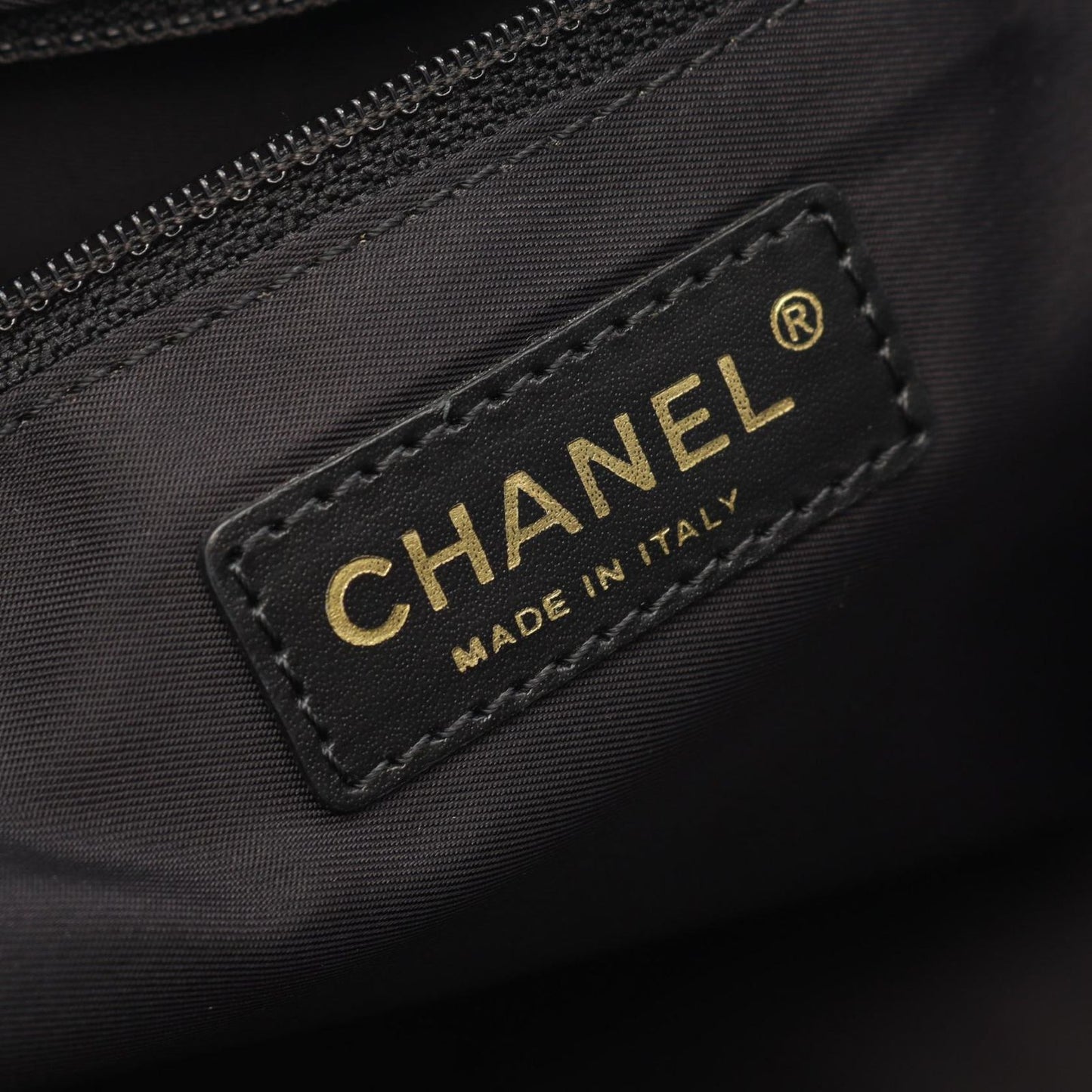 Chanel Tote New Travel Line MM Black Leather MM — view 4