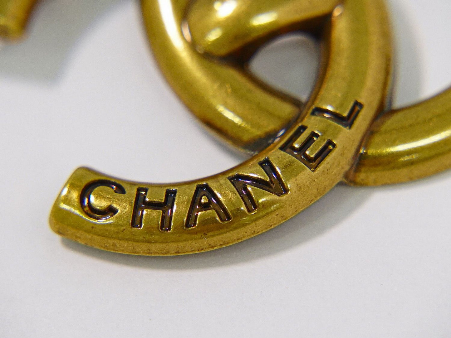 Chanel CC Logo Turnlock Brooch Gold Plated — view 4