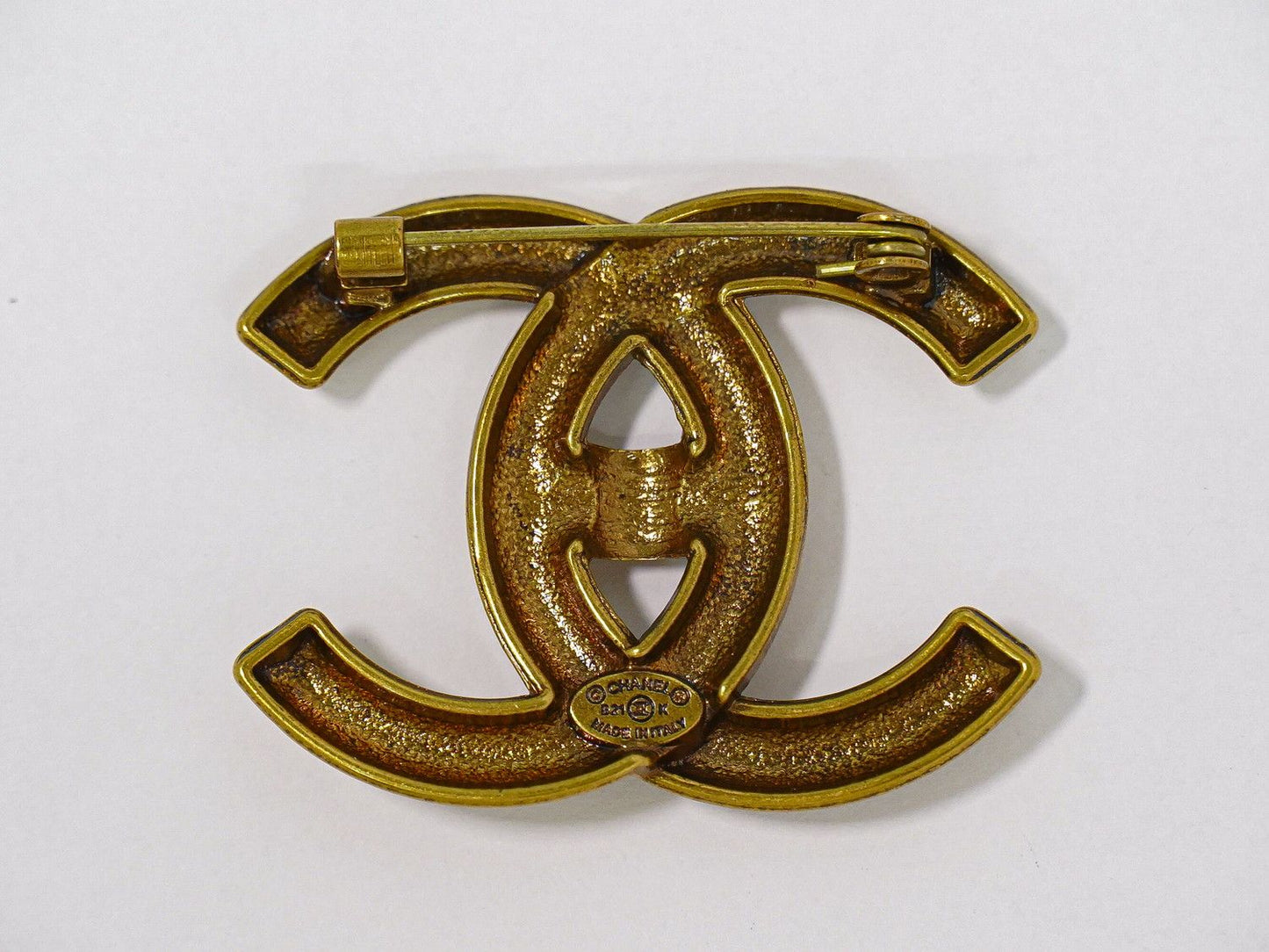 Chanel CC Logo Turnlock Brooch Gold Plated — view 2