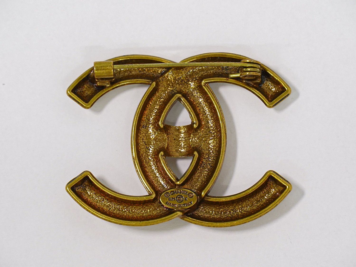 Chanel CC Logo Turnlock Brooch Gold Plated — view 2