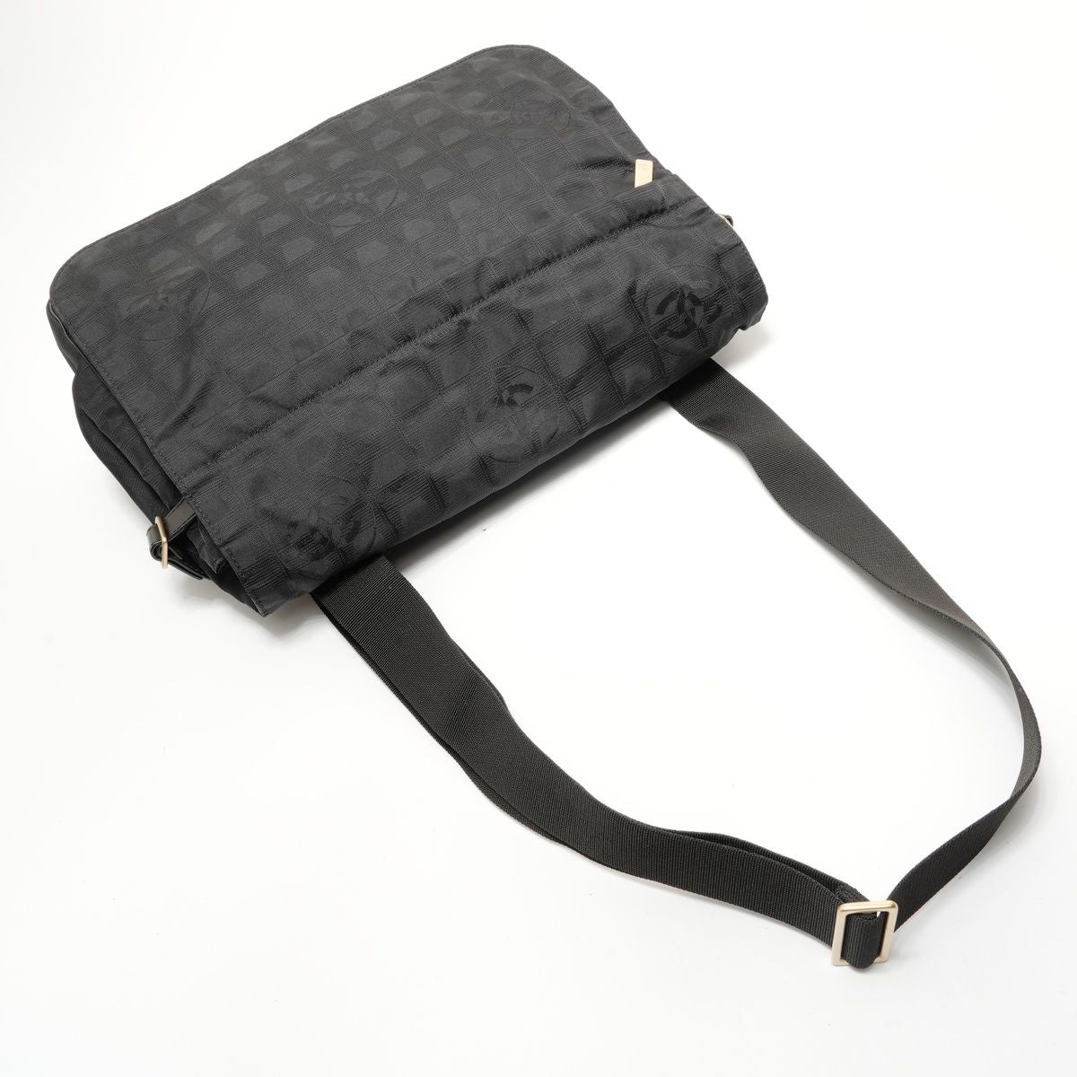 Chanel Shoulder Bag New Travel Line Gold — view 8