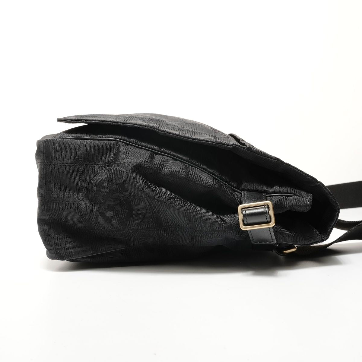 Chanel Shoulder Bag New Travel Line Gold — view 4
