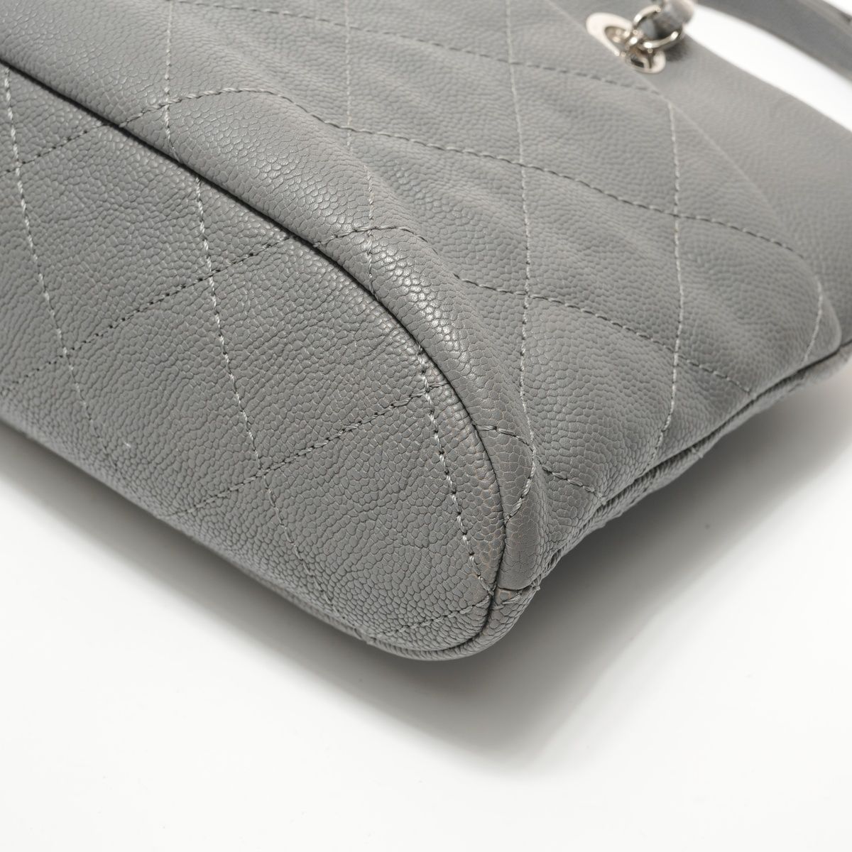 Chanel Shoulder Bag Caviar Quilted CC Logo — view 6