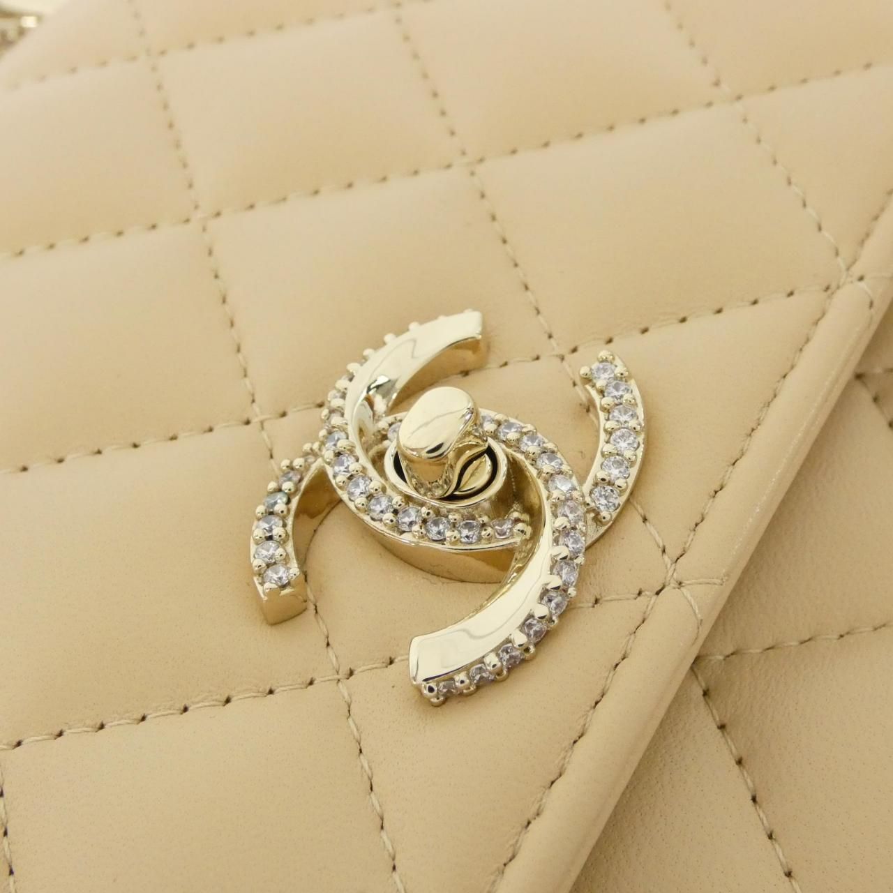 Chanel Chain Shoulder Bag Beige — view 4