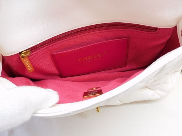Chanel Quilted Heart Lock Shoulder Bag Mini Flap Lambskin White — view 4