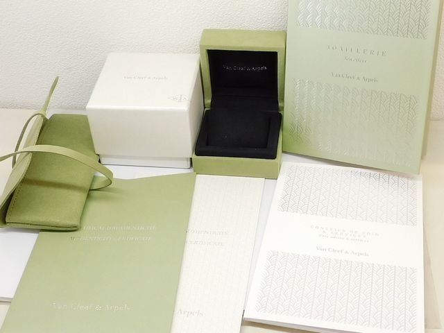 Van Cleef & Arpels Sweet Alhambra Bracelet — view 6