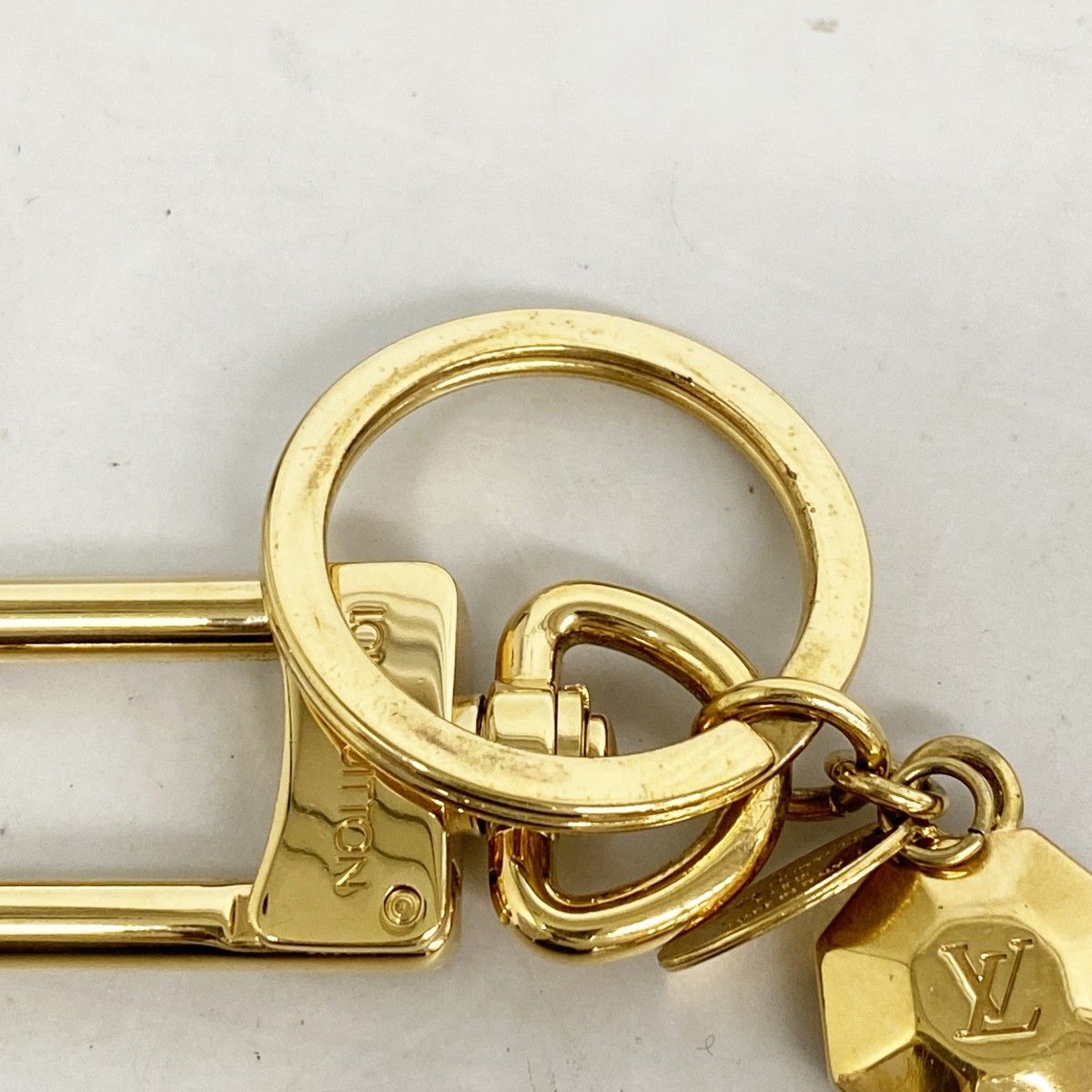 Louis Vuitton Key Holder Charm LV Facet Gold — view 4