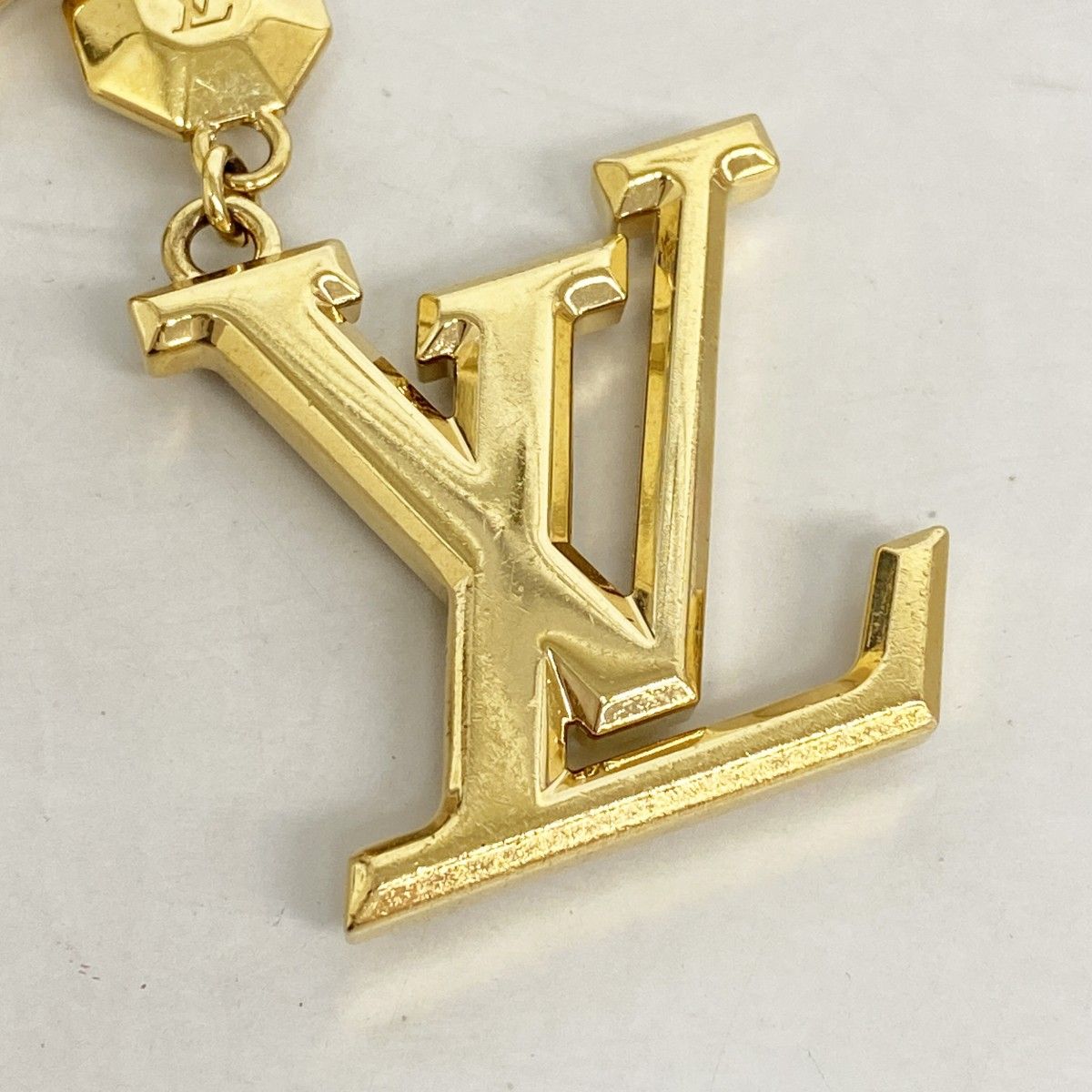 Louis Vuitton Key Holder Charm LV Facet Gold — view 3