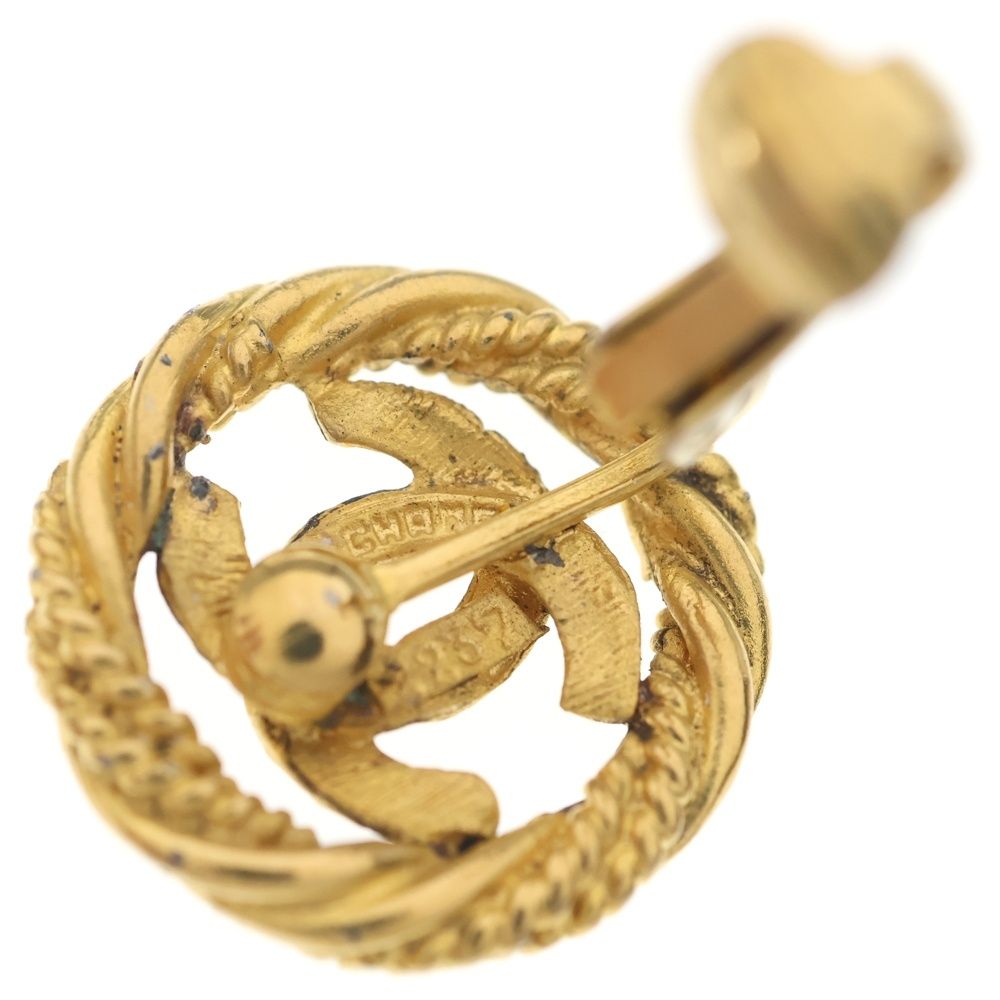 Chanel Logo Round Earrings Gold — view 6