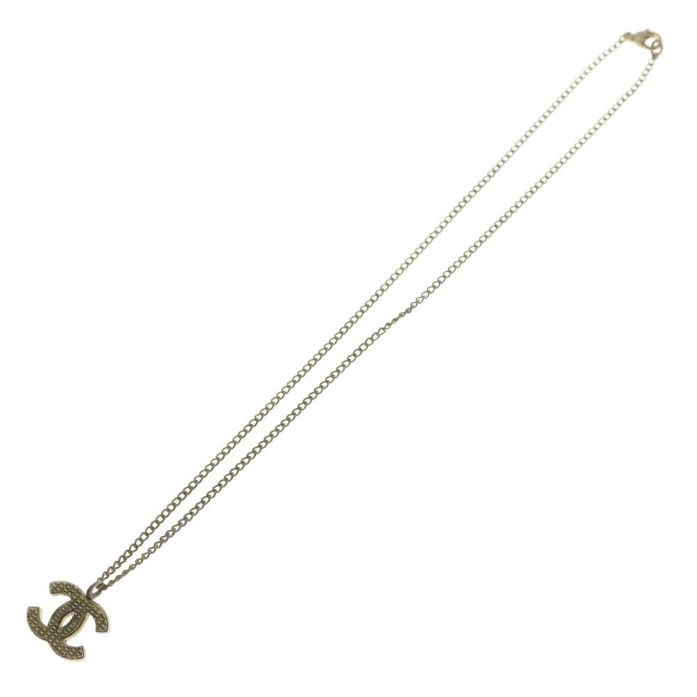 Chanel CC Logo Necklace Gold — view 2