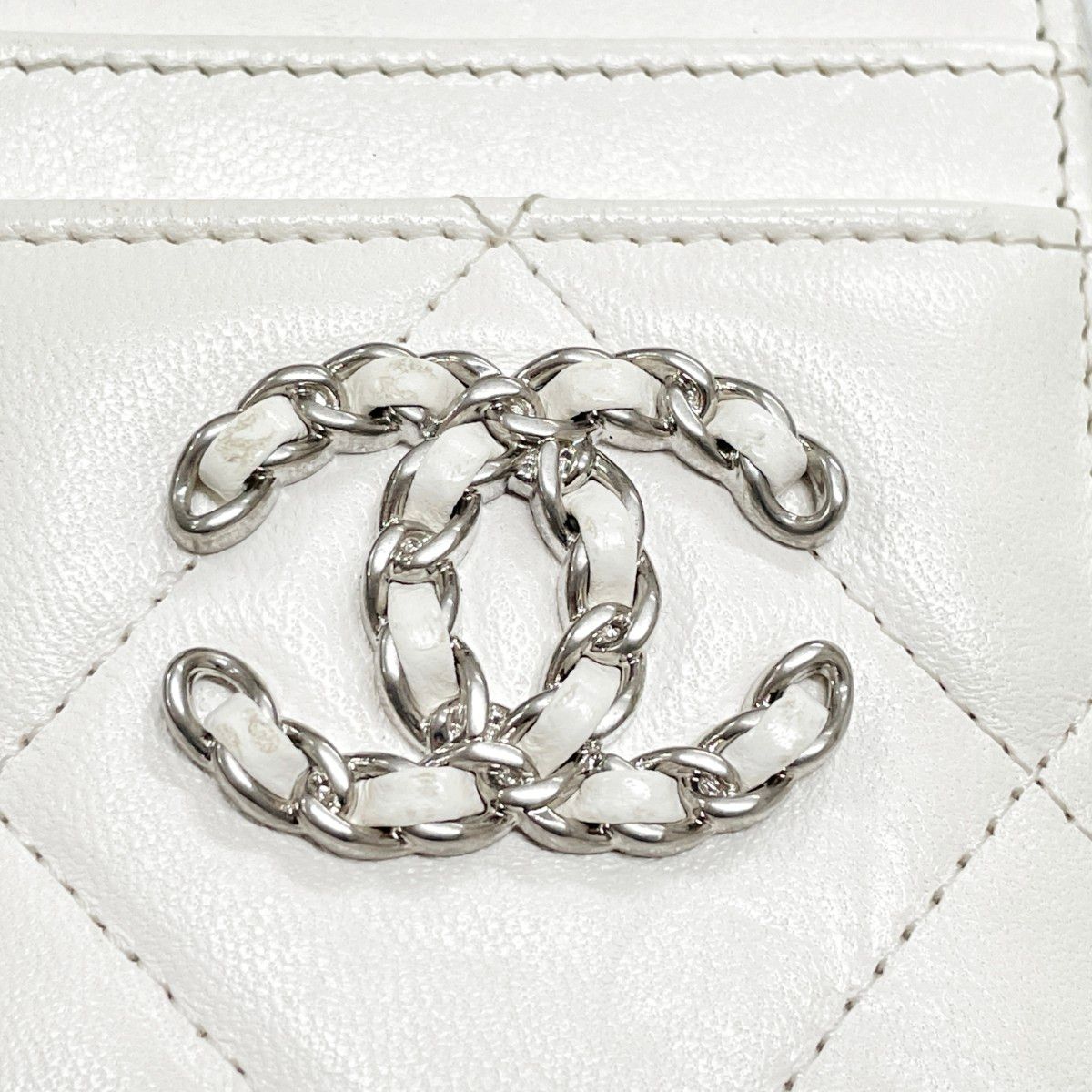 Chanel Coin Case 19 Lambskin Ivory — view 3