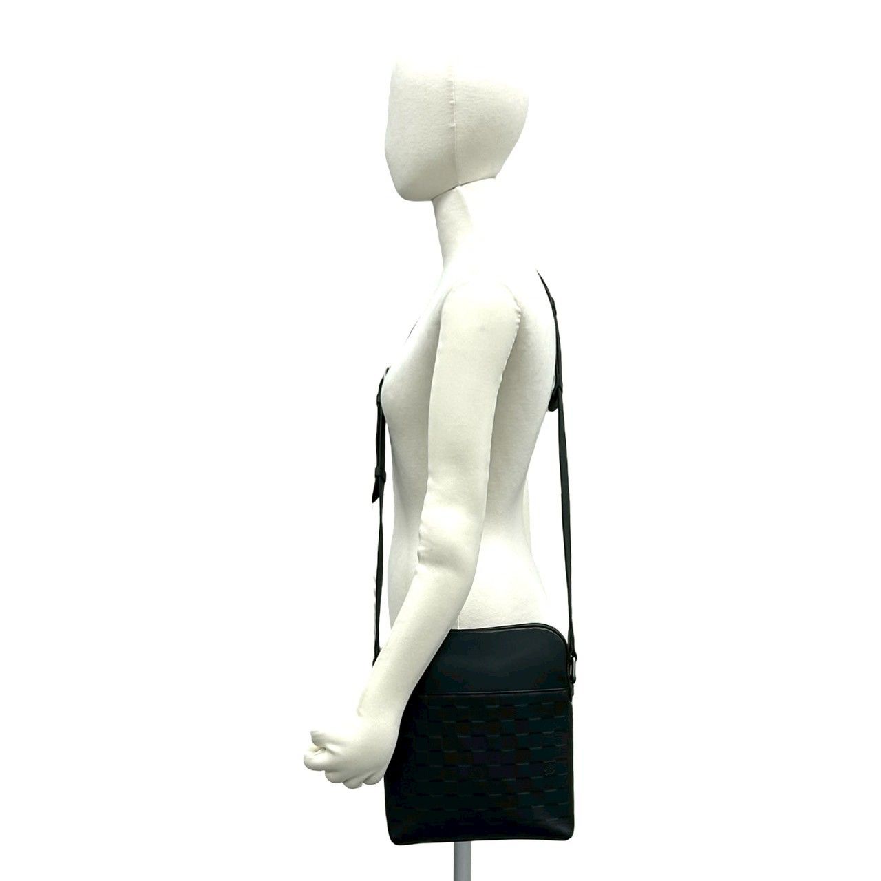 Louis Vuitton District Damier Infini Leather Shoulder Bag Pochette Black — view 2