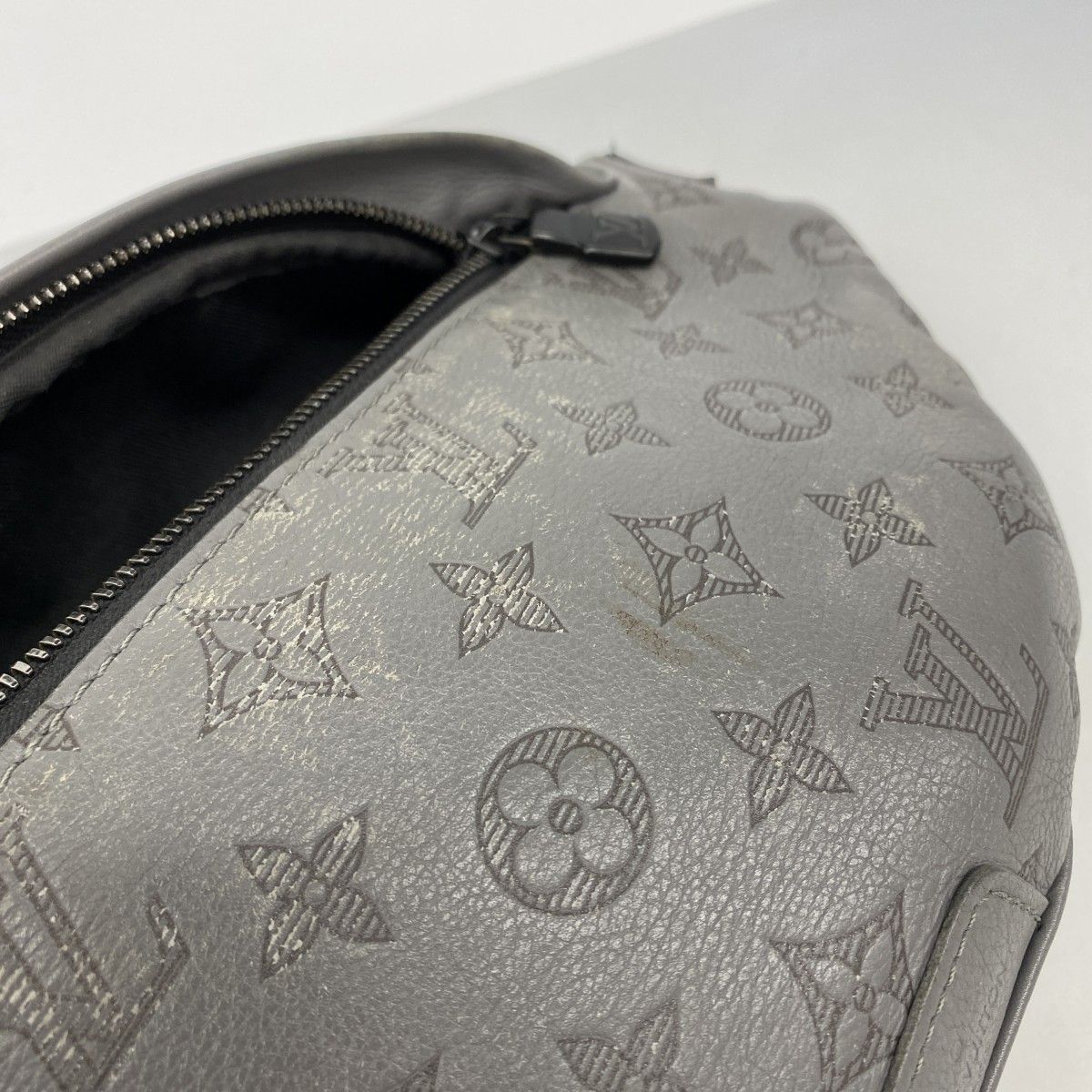 Louis Vuitton Belt Bag Monogram Shadow Discovery PM Anthracite Gray — view 9