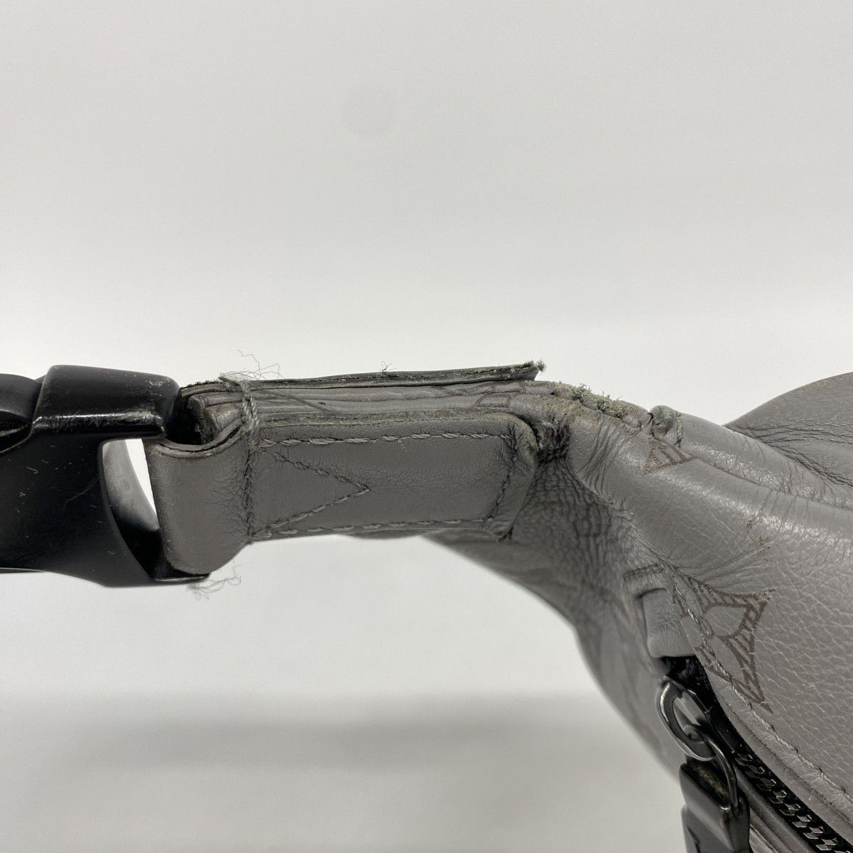 Louis Vuitton Belt Bag Monogram Shadow Discovery PM Anthracite Gray — view 7