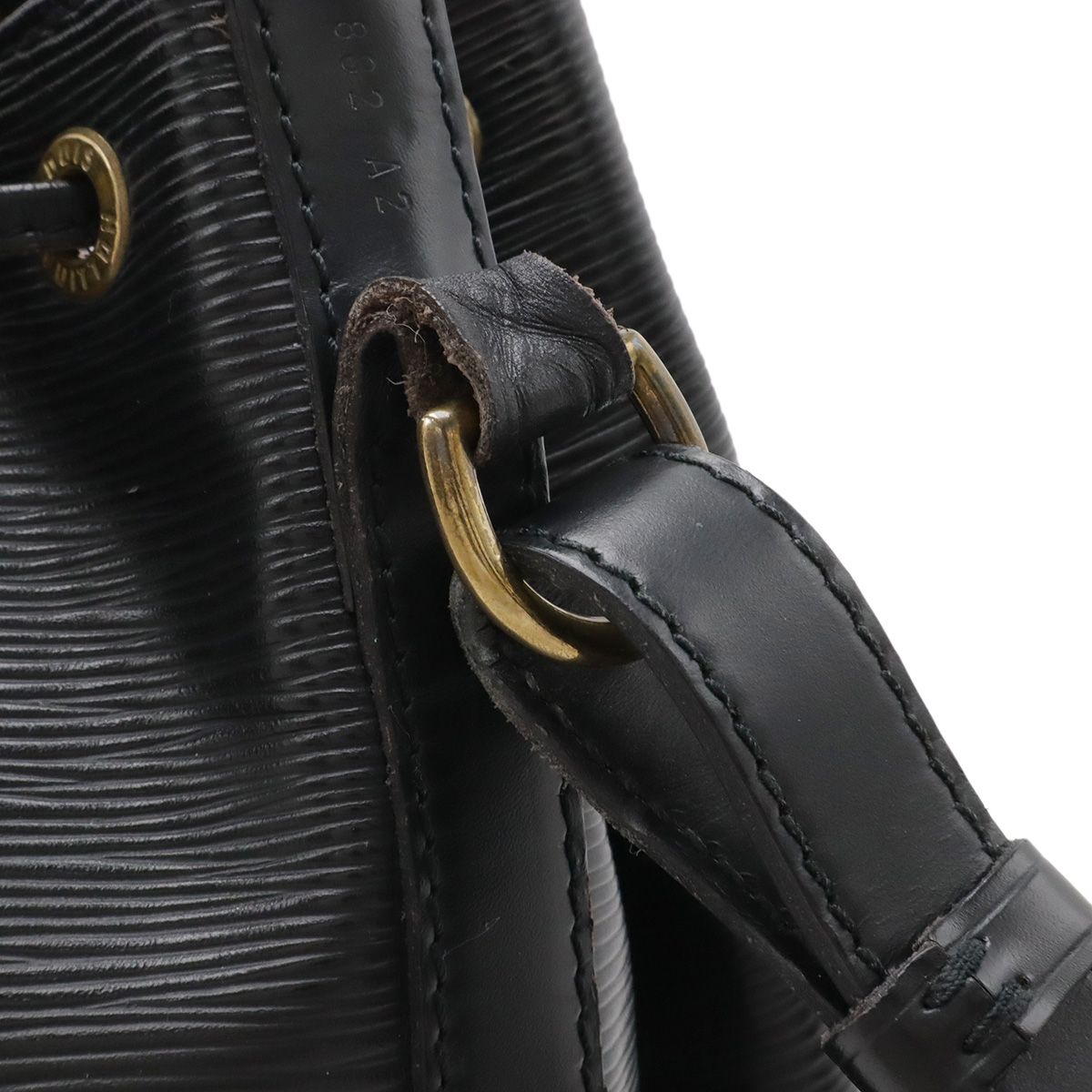 Louis Vuitton Epi Noe Shoulder Bag Drawstring Noir Black Gold — view 5