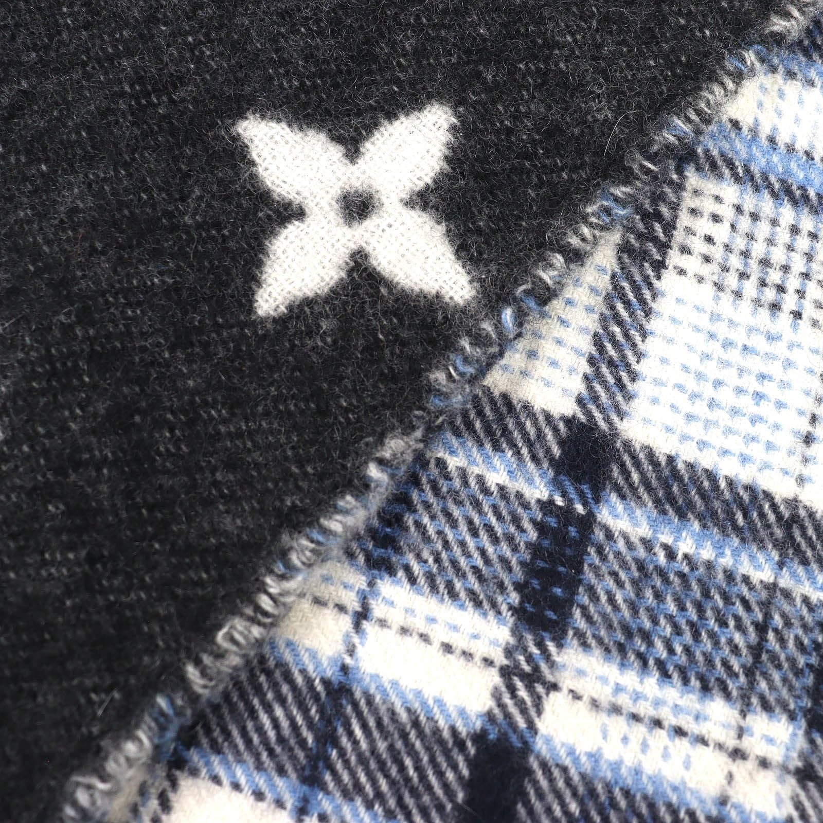 Louis Vuitton Echarpe Mini Reykjavik Cashmere 100% LV with Circle Brooch — view 4