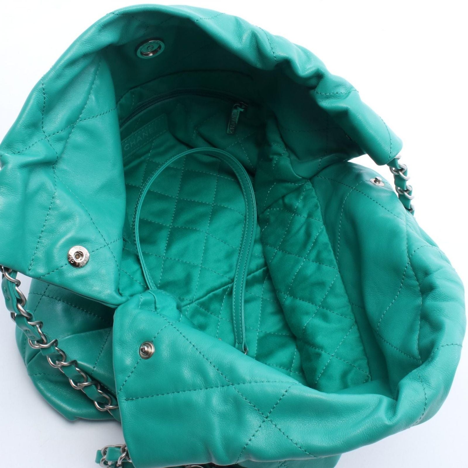 Chanel Shoulder Bag Quilted 22 Small Green Leather 22 Chain — view 3