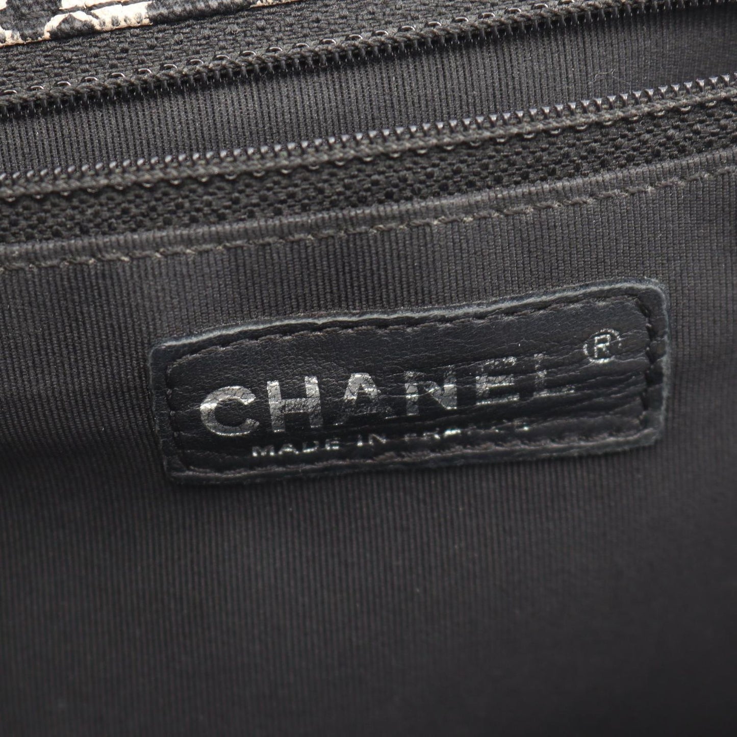 Chanel Tote CC Logo Camellia Black Canvas Plachain — view 4