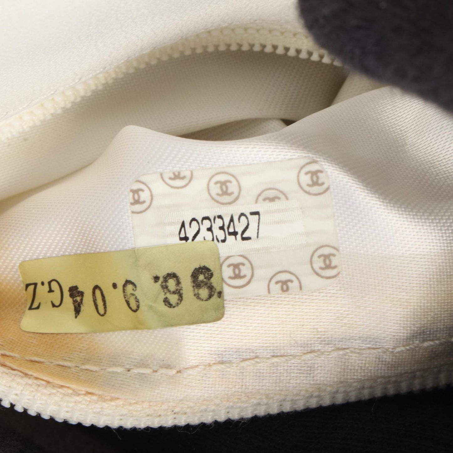 Chanel Handbag Quilted White Lambskin Chain Bag — view 5