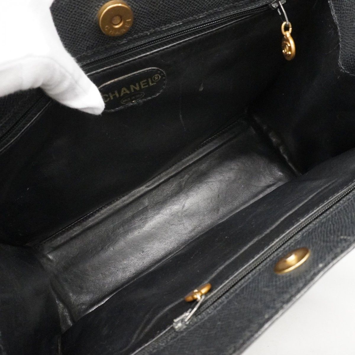 Chanel Shoulder Bag Caviar Leather Black Gold — view 4