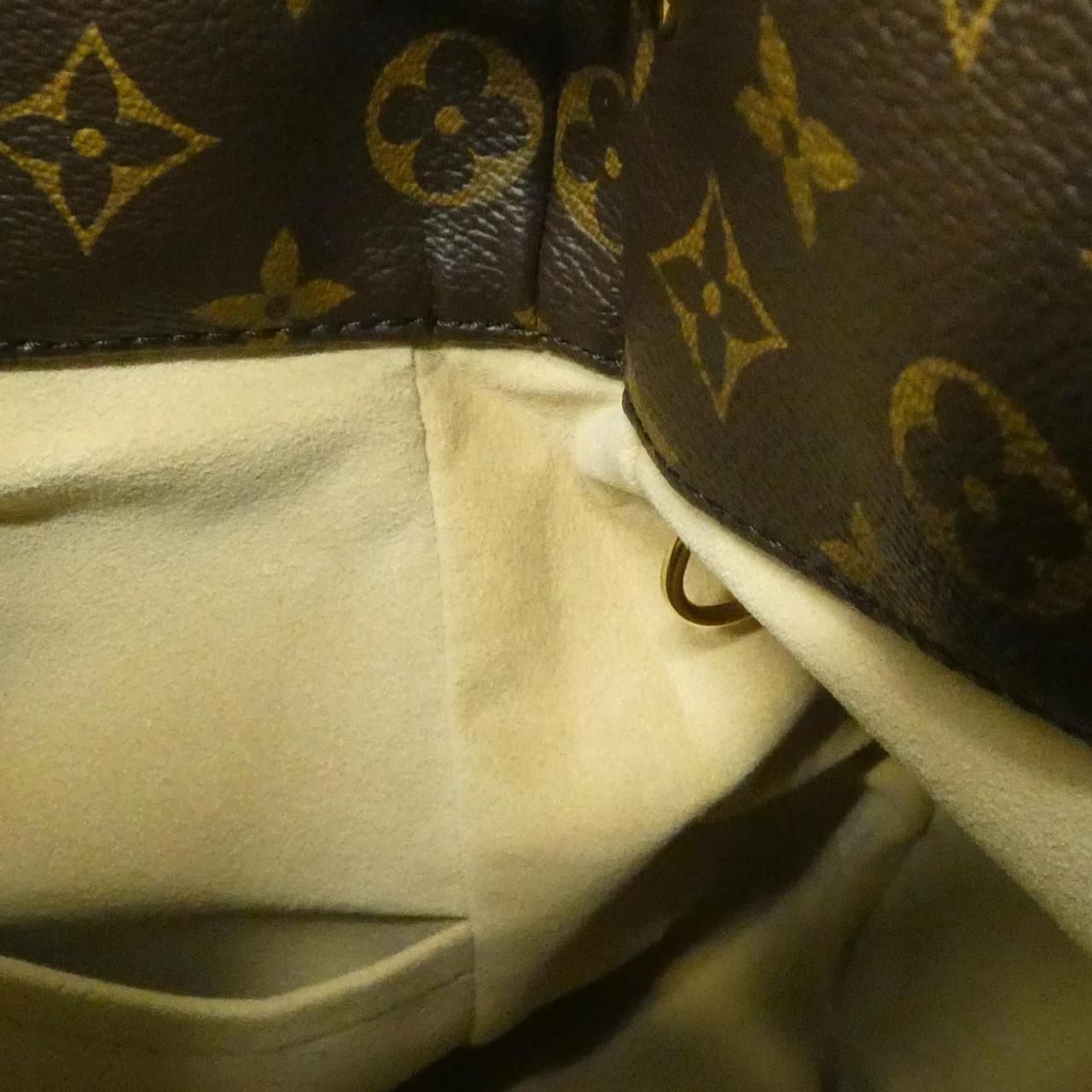 Louis Vuitton Monogram Artsy MM Shoulder Bag — view 8