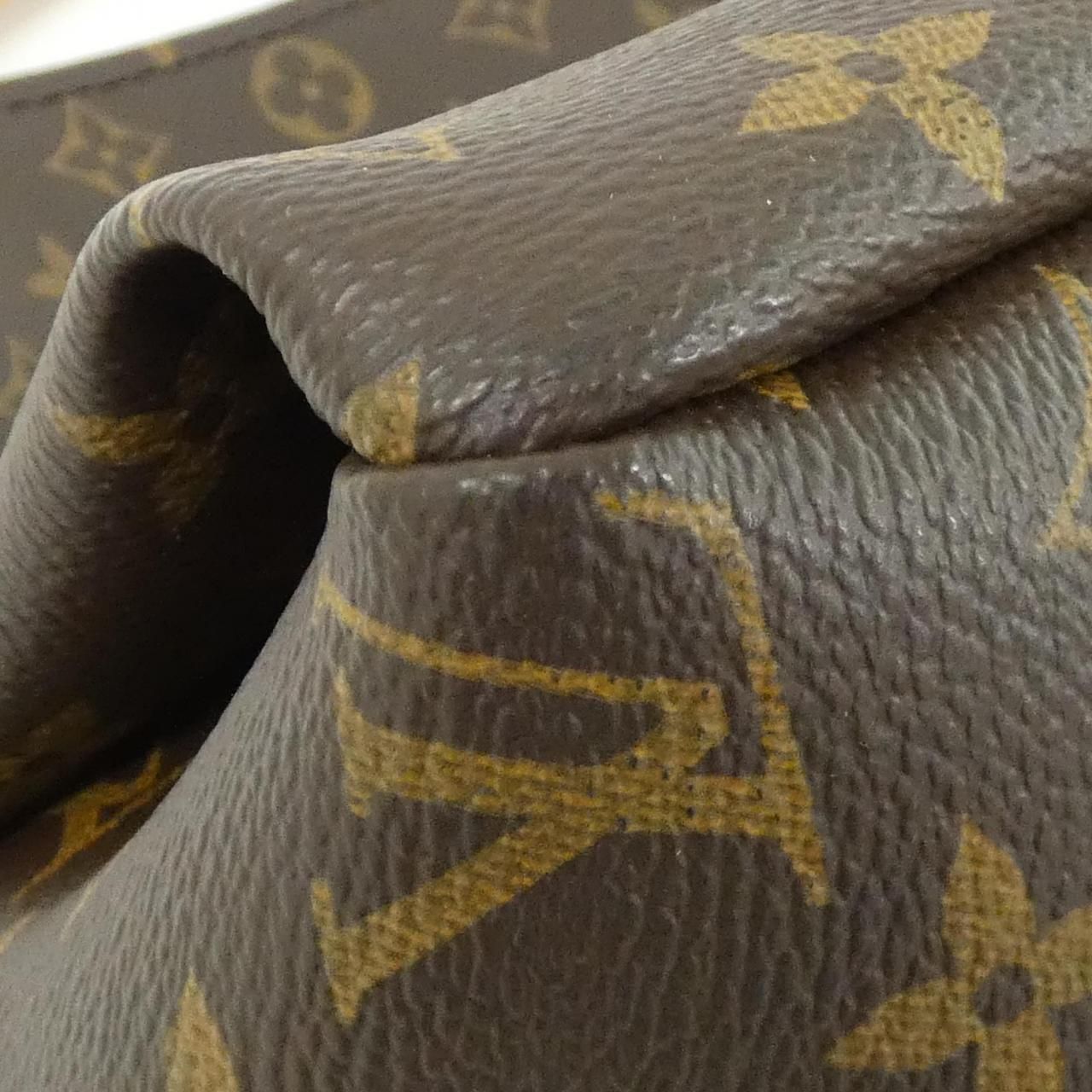 Louis Vuitton Monogram Artsy MM Shoulder Bag — view 2