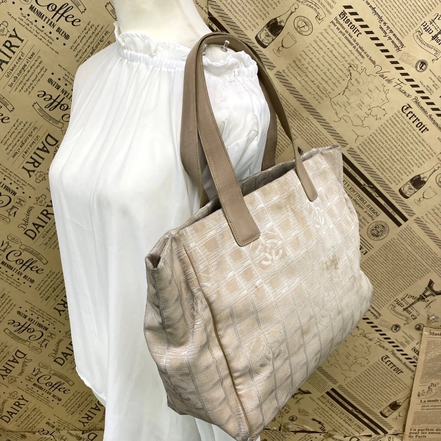 Chanel Tote New Travel Beige CC Logo Business — view 3