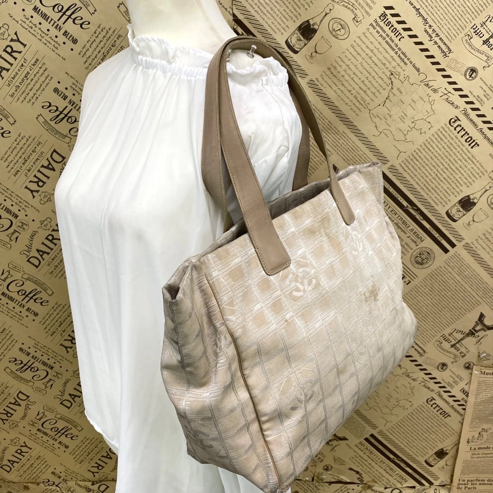Chanel Tote New Travel Beige CC Logo Business — view 3