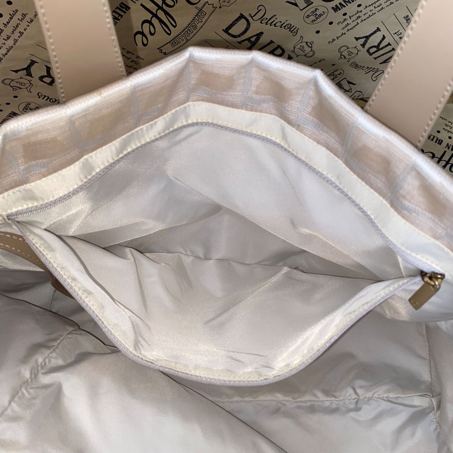 Chanel Tote New Travel Beige CC Logo Business — view 9
