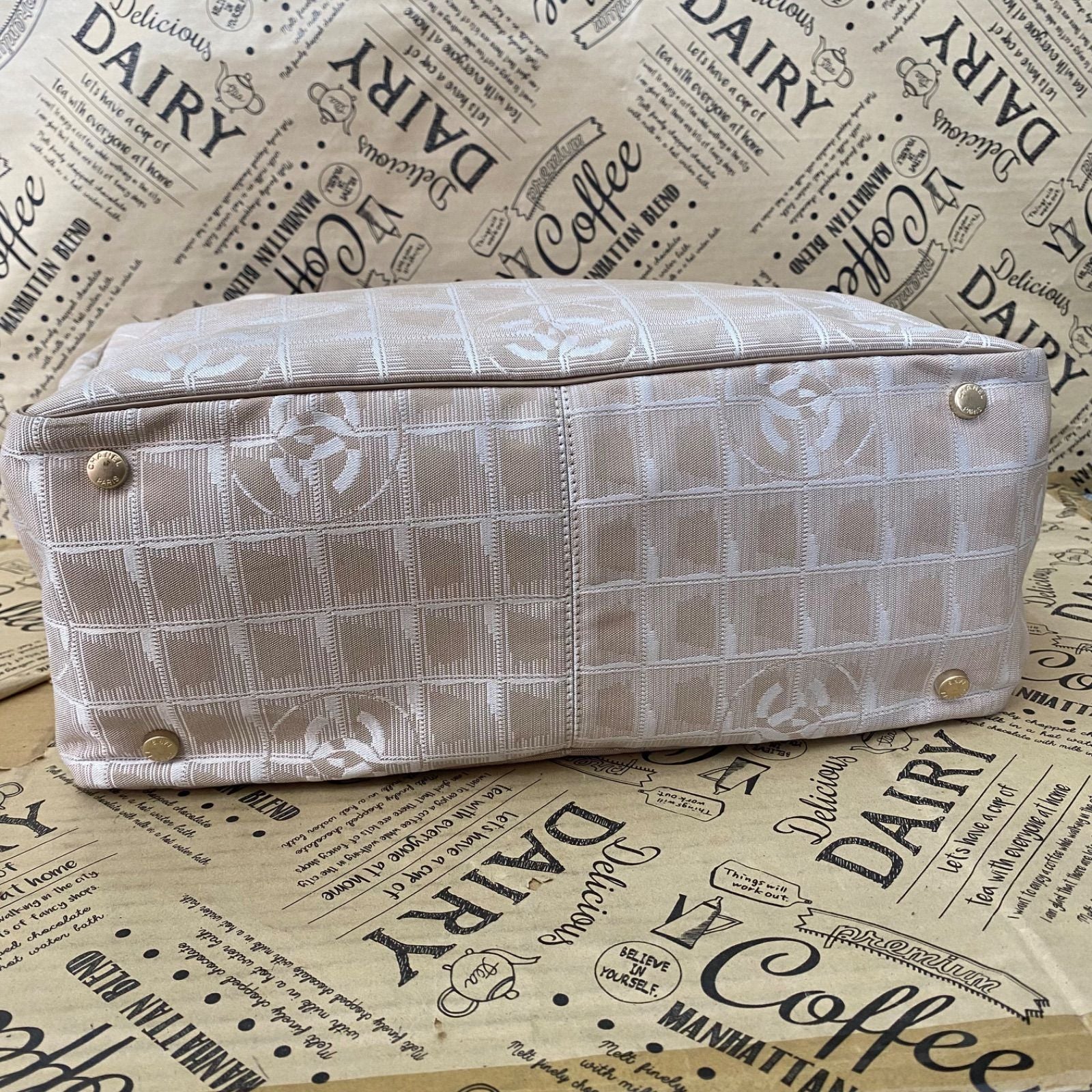 Chanel Tote New Travel Beige CC Logo Business — view 3