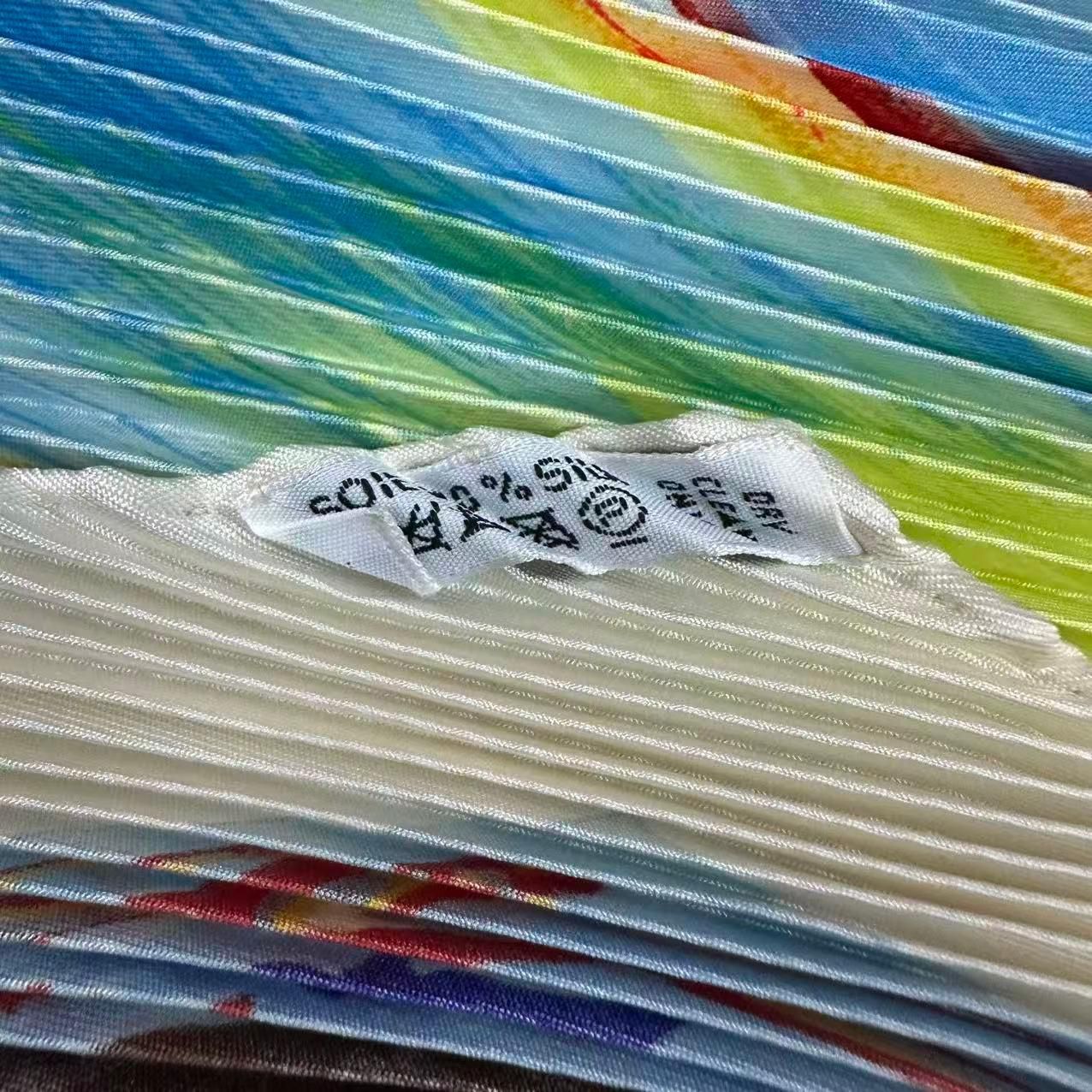 Hermes Pleats Scarf Smiles in Third Millenary Silk White — view 7