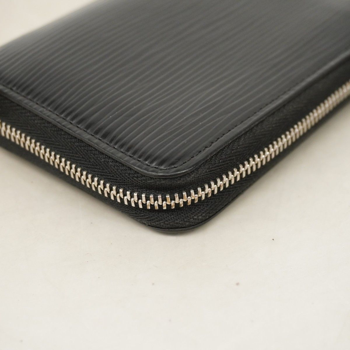 Louis Vuitton Coin Case Epi Zippy Purse Noir — view 7