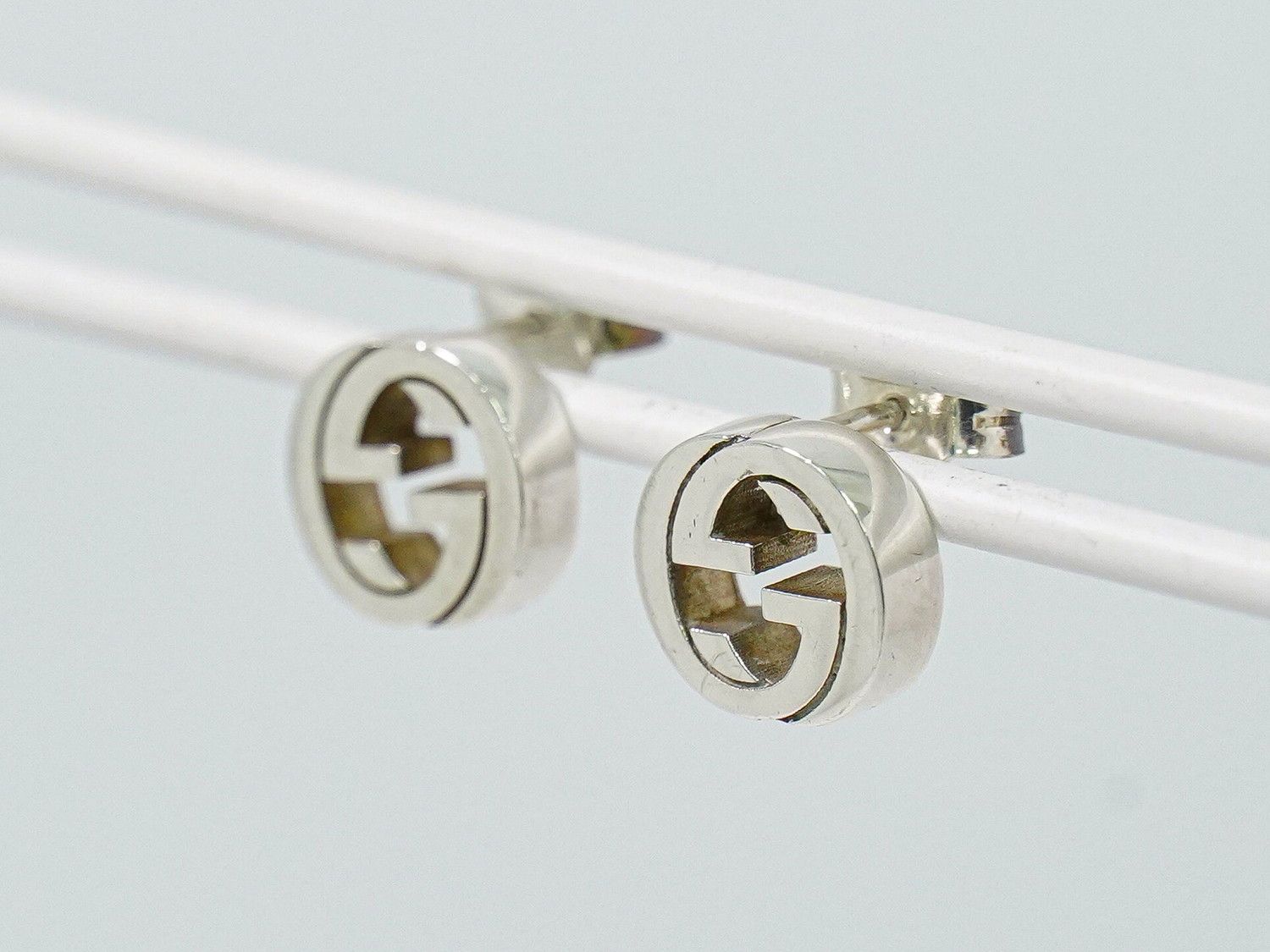 Gucci Interlocking Stud Earrings Silver — view 5