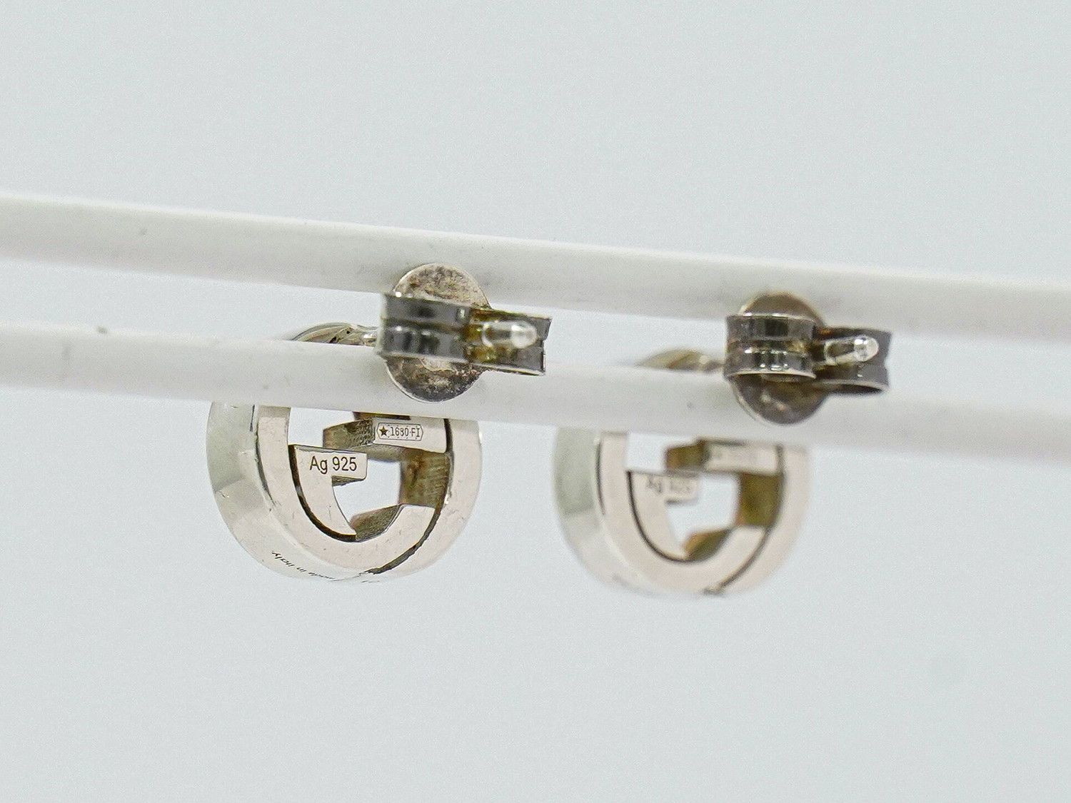 Gucci Interlocking Stud Earrings Silver — view 6