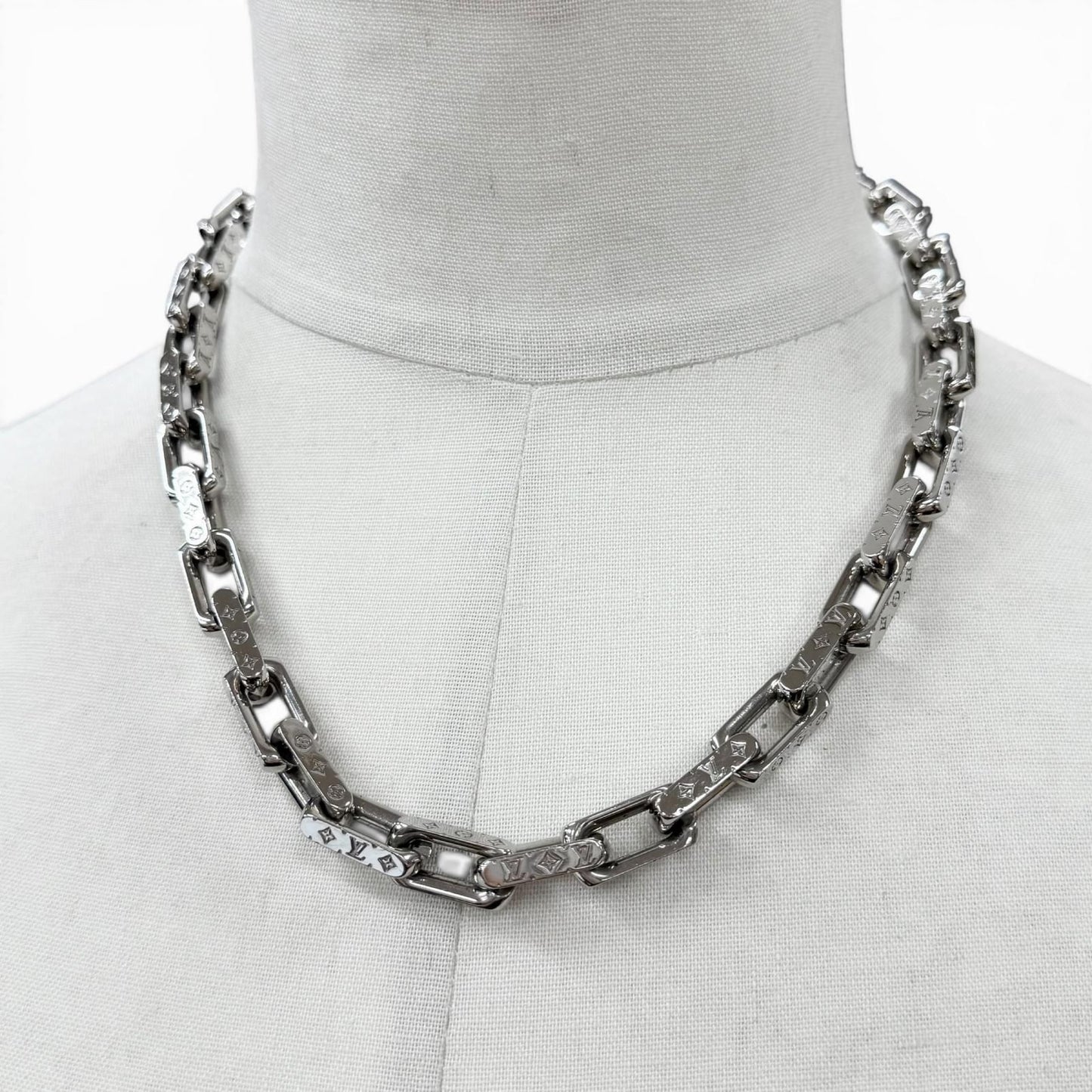 Louis Vuitton Collier Chain Monogram Necklace Silver — view 2