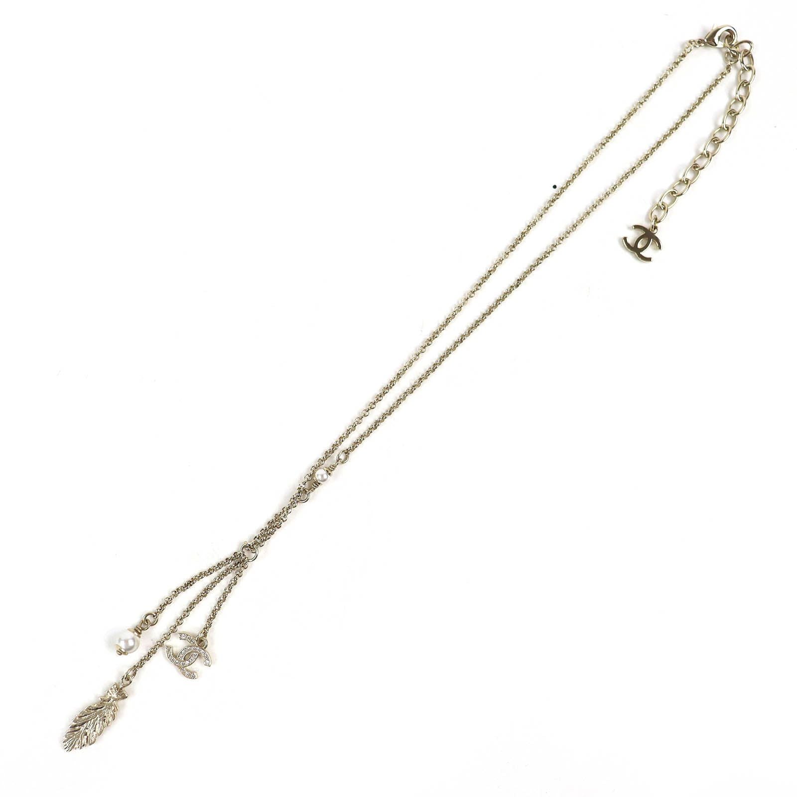 Chanel CC Logo Feather Pearl Strass Necklace Gold — view 3