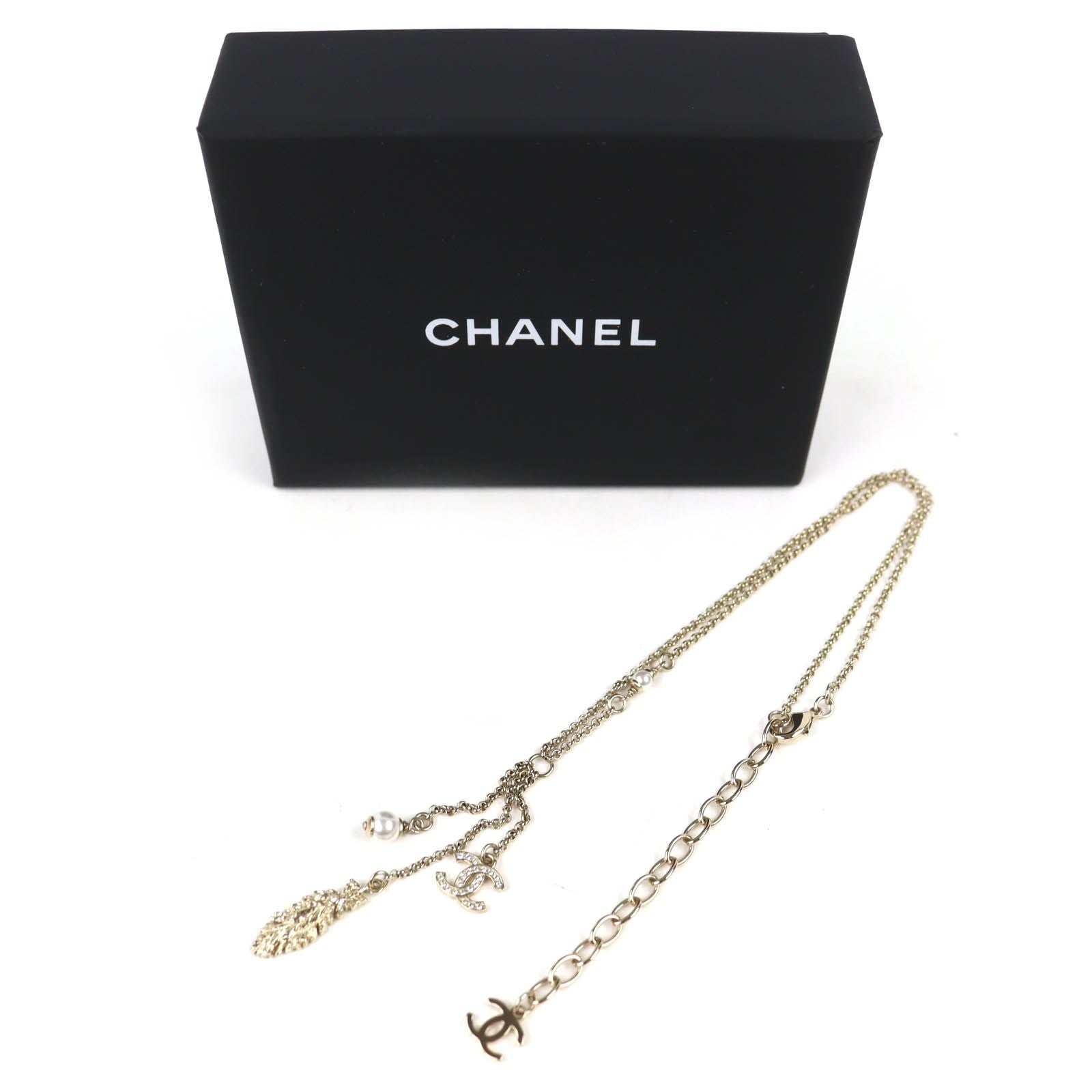 Chanel CC Logo Feather Pearl Strass Necklace Gold — view 2
