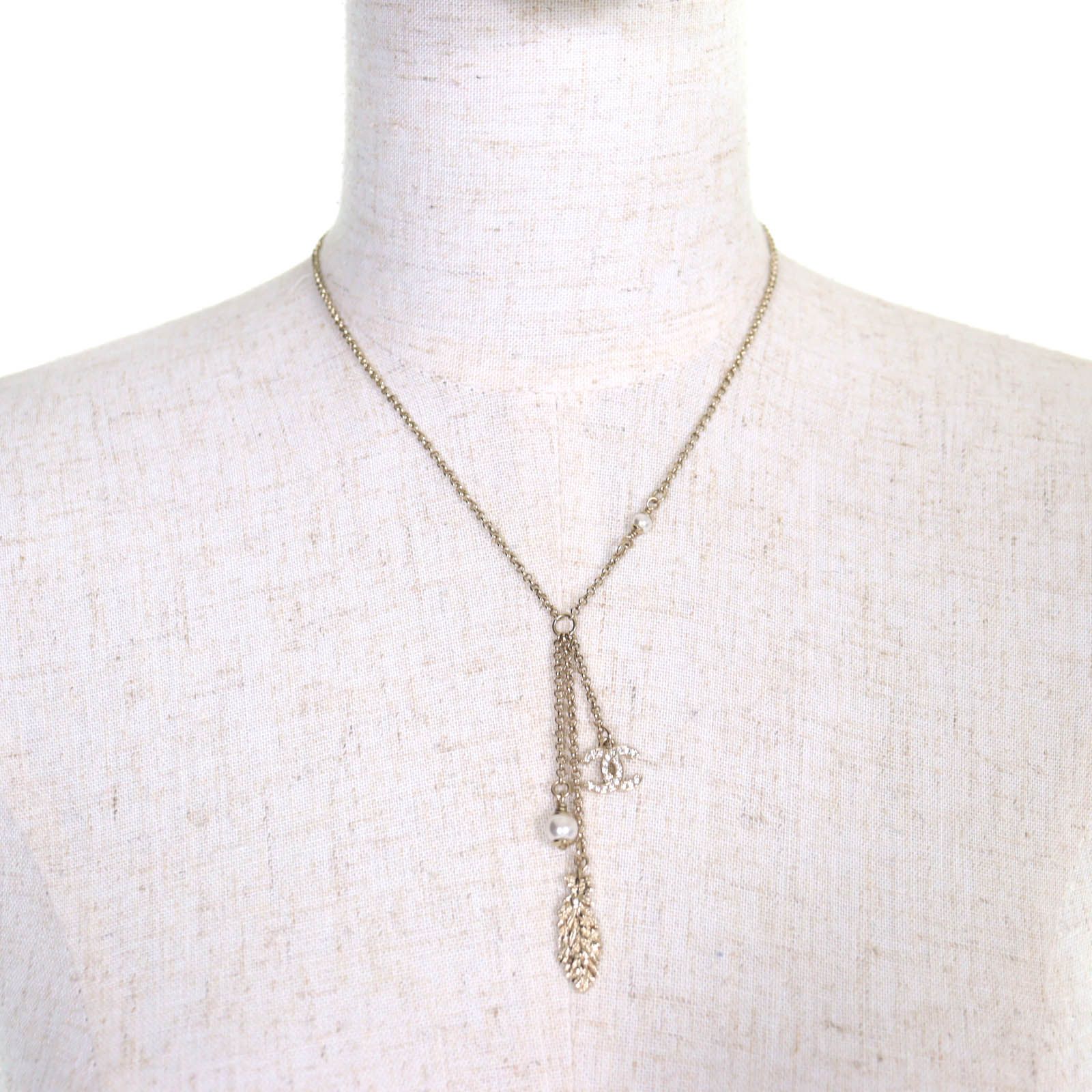 Chanel CC Logo Feather Pearl Strass Necklace Gold — view 4