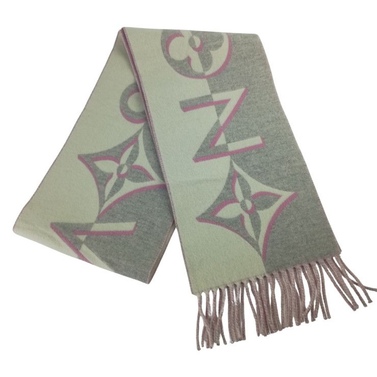 Louis Vuitton Scarf Duo Infinity Rose 95% Wool 5% Cashmere Fringe Display — view 2