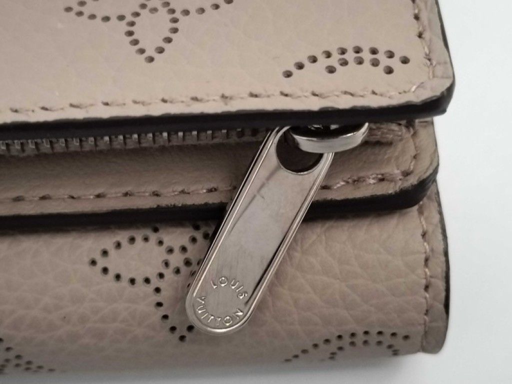 Louis Vuitton Trifold Wallet Portefeuille Iris XS Gale Mahina Silver — view 5