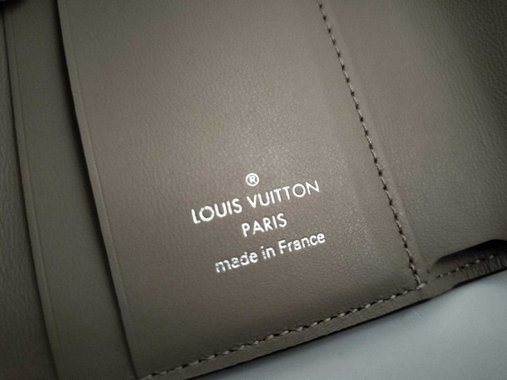 Louis Vuitton Trifold Wallet Portefeuille Iris XS Gale Mahina Silver — view 9