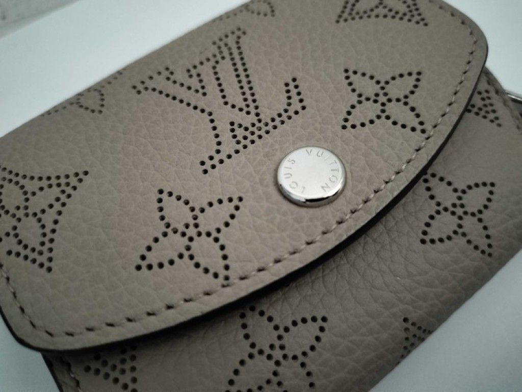 Louis Vuitton Trifold Wallet Portefeuille Iris XS Gale Mahina Silver — view 7