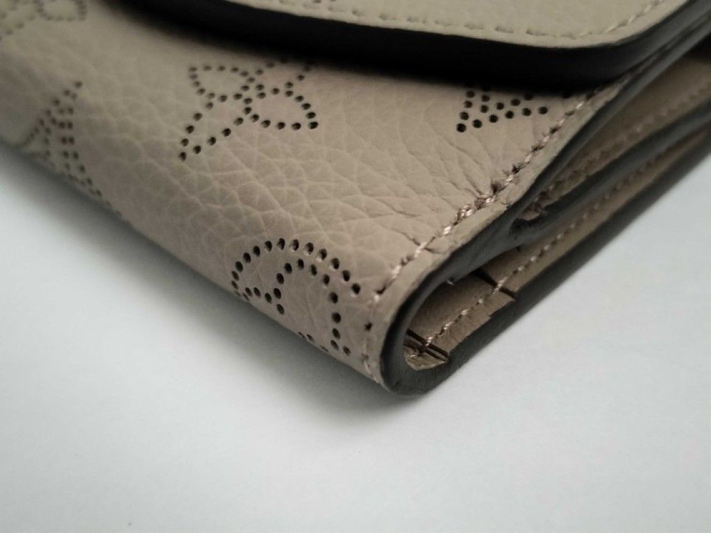 Louis Vuitton Trifold Wallet Portefeuille Iris XS Gale Mahina Silver — view 4