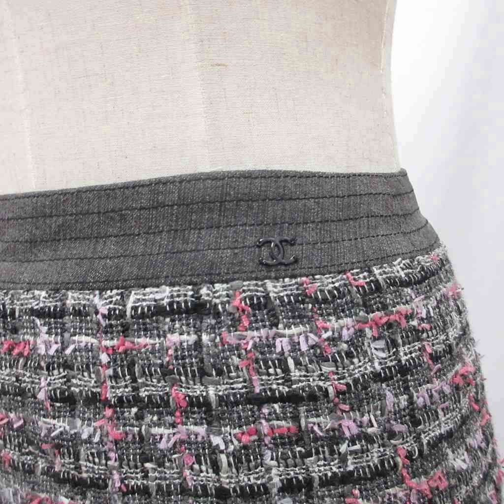 Chanel CC Logo Tweed Skirt Knee Length Silk 100% 36 Black Pink — view 4