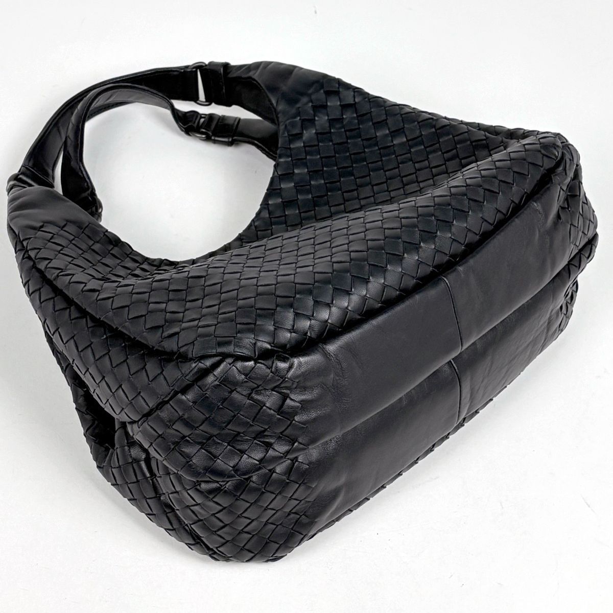 Bottega Veneta Intrecciato Campana Shoulder Bag Leather Black — view 2