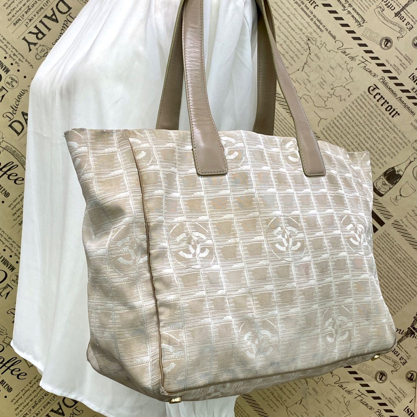 Chanel Tote New Travel Beige CC Logo Business — view 3
