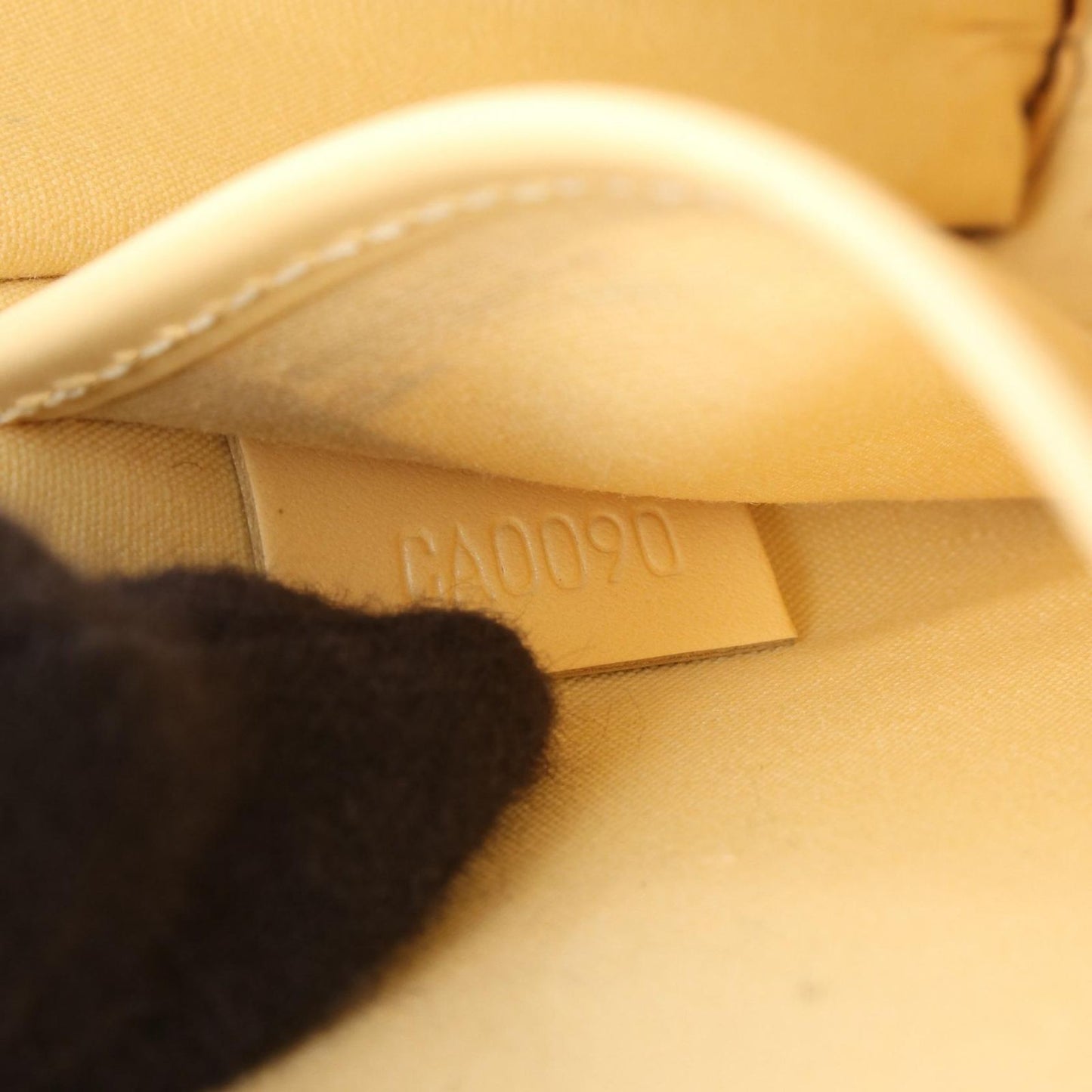 Louis Vuitton Shoulder Bag Honfleur Vanille Leather — view 5