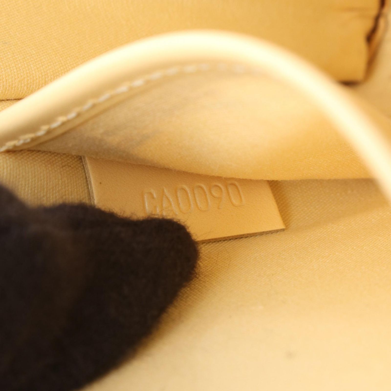 Louis Vuitton Shoulder Bag Honfleur Vanille Leather — view 5