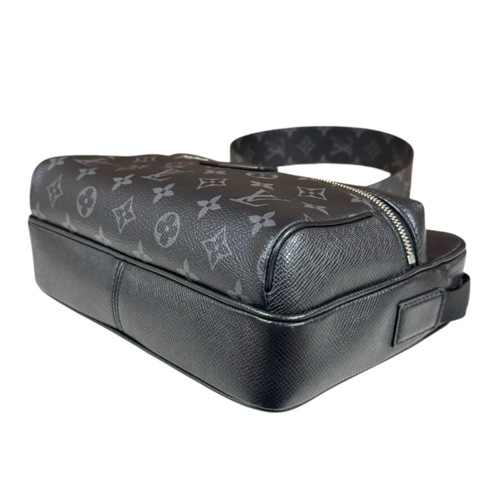 Louis Vuitton Outdoor Messenger PM Taigarama Shoulder Bag Taiga Leather Black — view 6